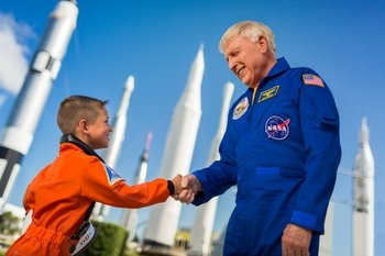 Centro Espacial Kennedy com transporte