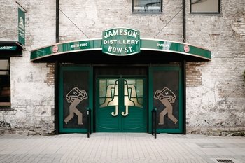 ,Entrada destilería Jameson,Acceso sin colas