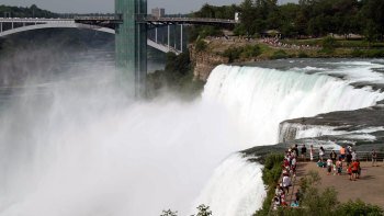 Escursione notturna alle cascate del Niagara e shopping