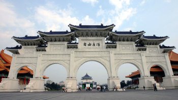 Private Full-Day City Tour with Michelin Star Lunch