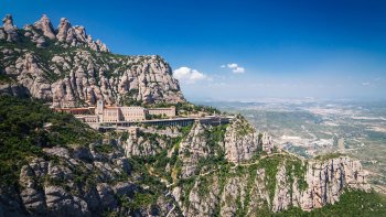 Top City Sights & Montserrat Tour with Cogwheel Train Ride