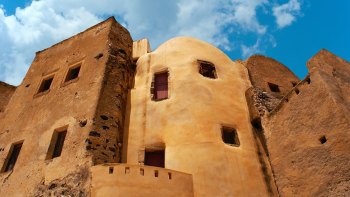 Archaeological Tour of Akrotiri with Wine Tasting & Black Sand Beaches