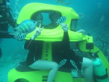 Rit op een onderwaterscooter
