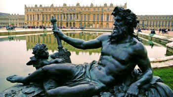 Visite audioguidée de Versailles avec accès prioritaire et transfert aller-...