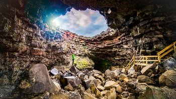Visite d'une journée : grotte de lave, piscine thermale et cascades
