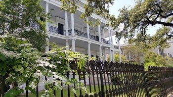 Glamorous New Orleans: Garden District & Magazine Street Walking Tour