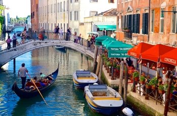 Gondola Ride & Discover Venice
