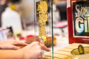 Decorating with Golden Leaf Technique