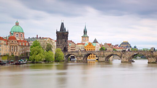 Prag som inkluderar en stad, en å eller flod och historiska element