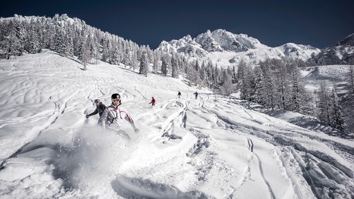 Nassfeld-Pressegger See toont sneeuw en bergen en ook een klein groepje mensen