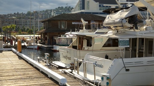 Center for Wooden Boats som visar båtkörning och en marina