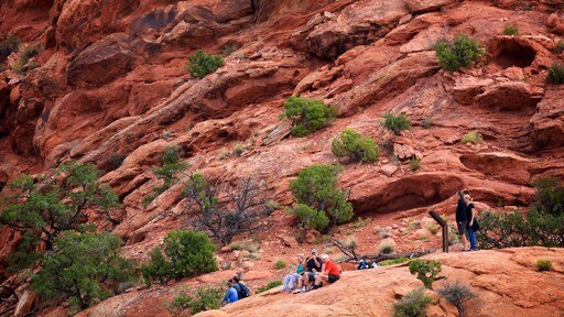 Moab bevat hiken of wandelen en vredige uitzichten en ook een klein groepje mensen
