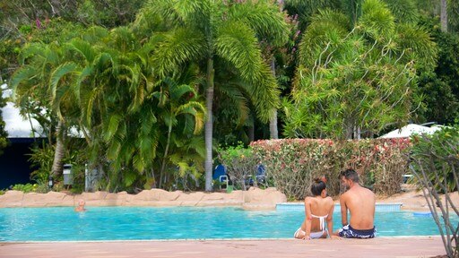 Daydream Island Rejuvenation Day Spa bevat een luxueus hotel of resort en een zwembad en ook een stel