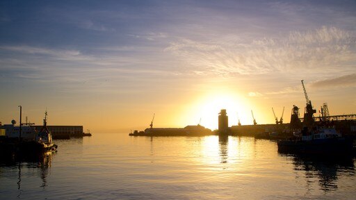 Victoria and Alfred Waterfront toont een zonsondergang