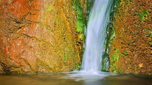 Valle de la Muerte ofreciendo una cascada