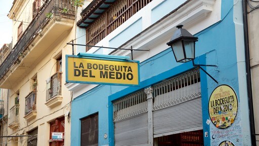 Havana som visar historiska element och skyltar