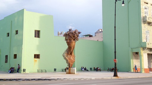 Malecon que incluye arte al aire libre
