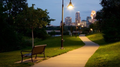 Mineápolis - St. Paul que incluye escenas nocturnas, un parque y una ciudad