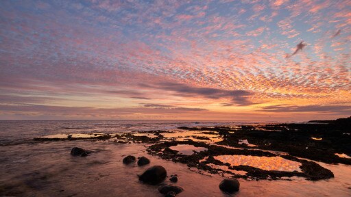 Tanna inclusief algemene kustgezichten, ruige kustlijn en een zonsondergang