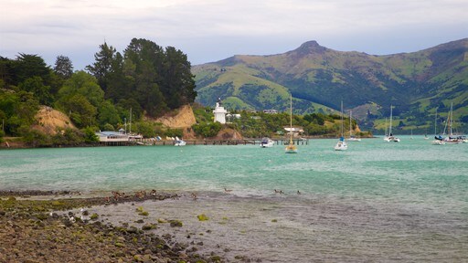 Akaroa bevat een baai of haven, vredige uitzichten en een meer of poel