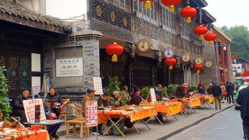 Chengdu que incluye elementos patrimoniales y también un pequeño grupo de personas