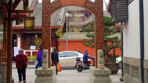 Chengdu ofreciendo elementos patrimoniales y también un pequeño grupo de personas