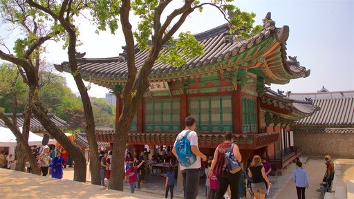 Palacio Changdeokgung mostrando arquitectura patrimonial y también un grupo pequeño de personas