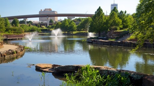 Centennial Park inclusief een tuin, een fontein en een rivier of beek