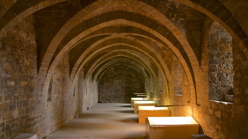 Archivo Real y General de Navarra inclusief historisch erfgoed en interieur