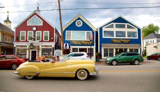 Kennebunkport mostrando elementos patrimoniales y un pueblo y también un grupo pequeño de personas