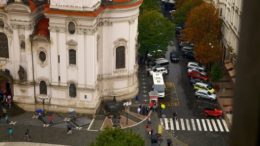 St. Nicholas kyrka presenterar en stad, religiösa element och en kyrka eller katedral