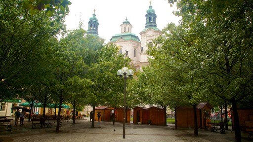 St. Nicholas kyrka som inkluderar religiösa aspekter, en kyrka eller katedral och ett torg