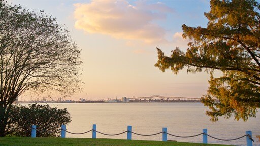 Lake Charles bevat een meer of poel en een zonsondergang
