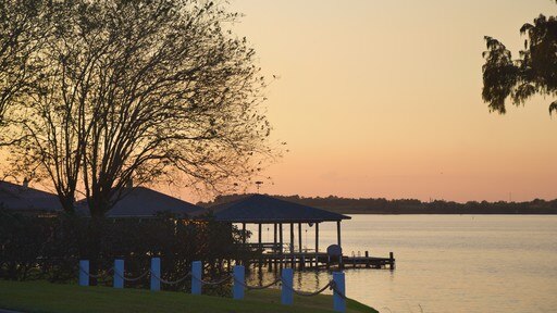 Lake Charles inclusief een zonsondergang en een meer of poel