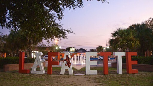 Lafayette mostrando un atardecer, una fuente y señalización