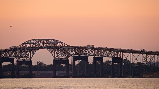 Lake Charles toont een rivier of beek, een zonsondergang en een brug