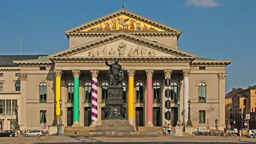 Nationalteatern München som inkluderar en staty eller skulptur och historisk arkitektur