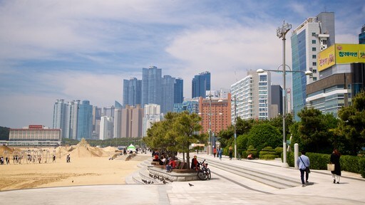 Haeundae toont een kuststadje, een zandstrand en een stad