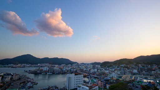 Tongyeong toont een zonsondergang, een stad en landschappen