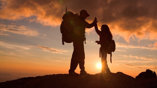 Colorado Springs que incluye senderismo o caminatas y un atardecer y también una familia