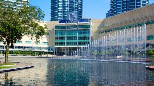 Parque KLCC que incluye un jardín, un estanque y una fuente
