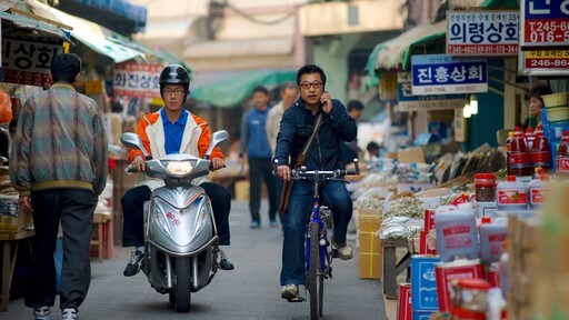 Busan showing street scenes, cycling and markets