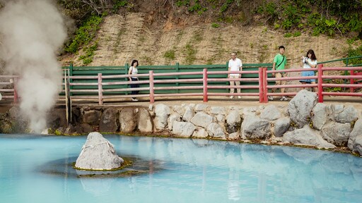 Beppu que incluye aguas termales y niebla o neblina y también un pequeño grupo de personas