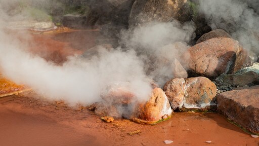 Beppu que incluye aguas termales y niebla o neblina