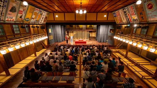 Toyooka mostrando escenas de teatro y vista interna y también un pequeño grupo de personas