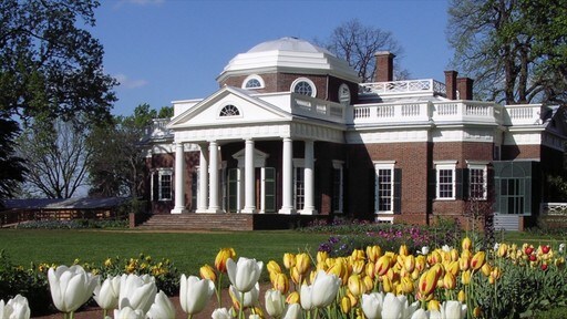 Virginia som visar blommor, historisk arkitektur och en trädgård