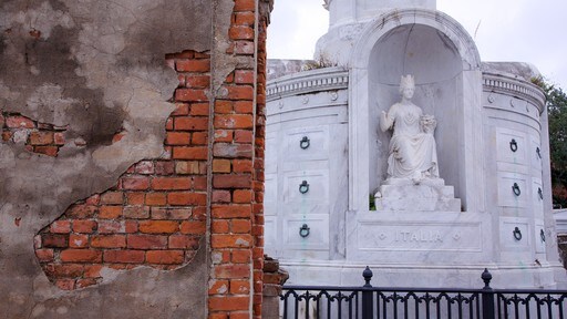 Louisiana que incluye arte al aire libre y una estatua o escultura