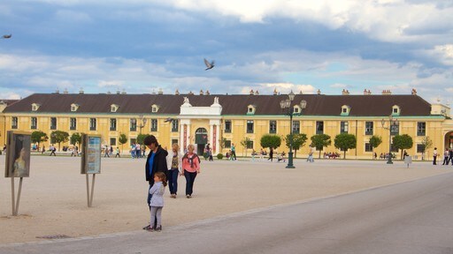 Schönbrunn que incluye elementos patrimoniales y arquitectura patrimonial y también un grupo pequeño de personas