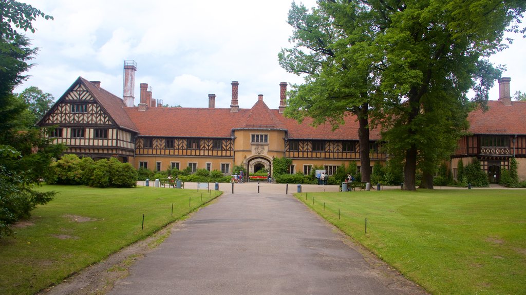 Potsdam que inclui elementos de patrimônio, arquitetura de patrimônio e um jardim