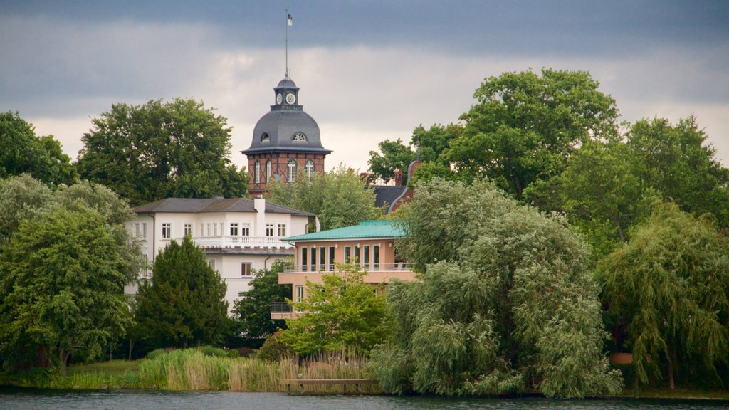 Potsdam que incluye arquitectura patrimonial, elementos patrimoniales y un estanque